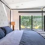3M Hollywood Modern Oasis